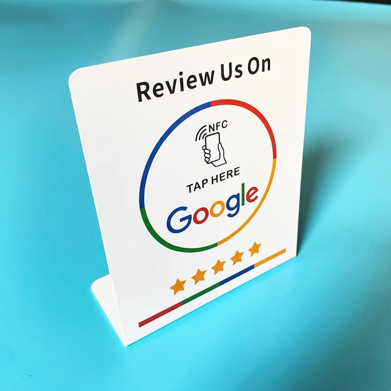 Stand NFC Avis Google posé sur un comptoir
